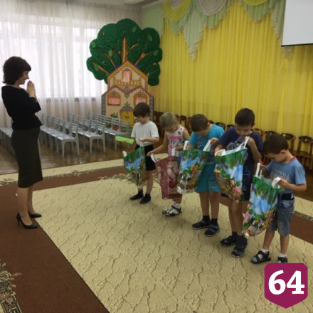 Детям из малообеспеченных семей вручили наборы для творчества