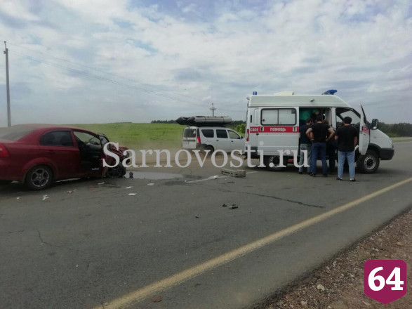 В аварии под Саратовом разбились двое мужчин и женщина