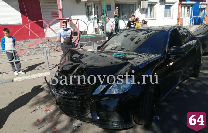 В Саратове иномарка сбила водителя «Газели» и спровоцировала массовое ДТП