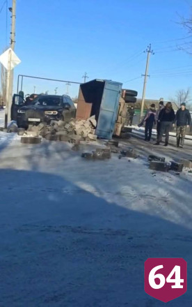 Под Саратовом грузовик засыпал «БМВ» бетонными блоками