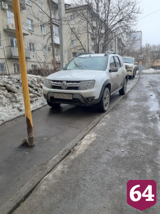 В Саратове автохамы паркуют машины на тротуаре у школы
