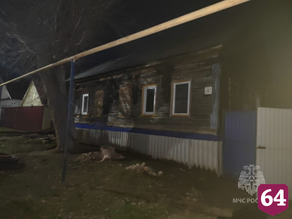 Под Саратовом девушка готовила еду и спалила дом