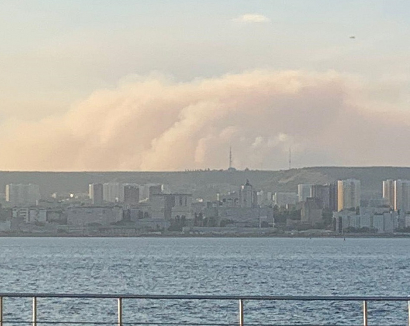 Дым от крупного пожара под Саратовом виден из Энгельса