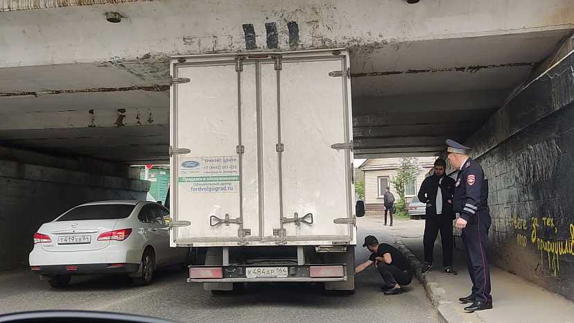 Грузовик застрял под «мостом глупости» в Саратове и перекрыл проезд