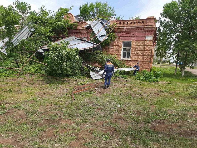 В Питерском районе от урагана пострадали больница и школа