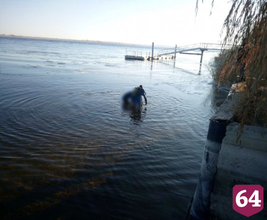 Саратовские водолазы вытащили тело молодого мужчины из Волги