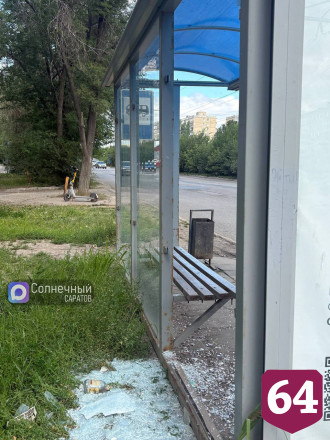 В Саратове вандалы разгромили остановочный павильон