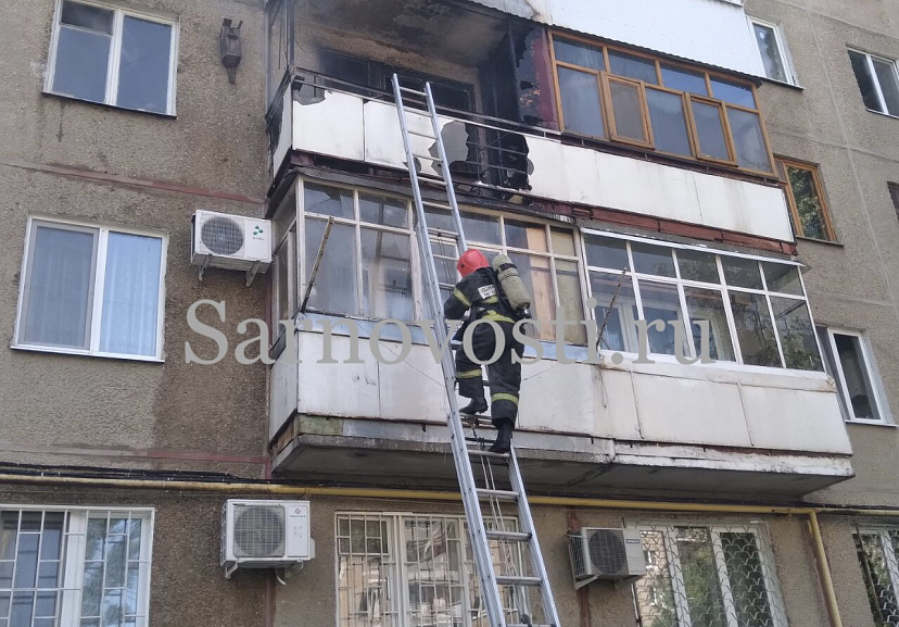 Из горящей многоэтажки в Саратове эвакуировали 10 человек