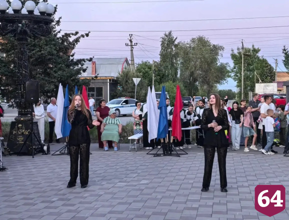 В День города выпускники танцевали школьный вальс