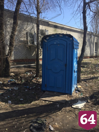 Жители Саратова пожаловались на мусор и биотуалет у «Магнита»