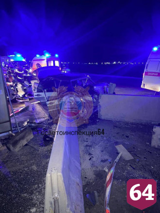 В Саратове спасатели деблокировали тело погибшего в ДТП мужчины