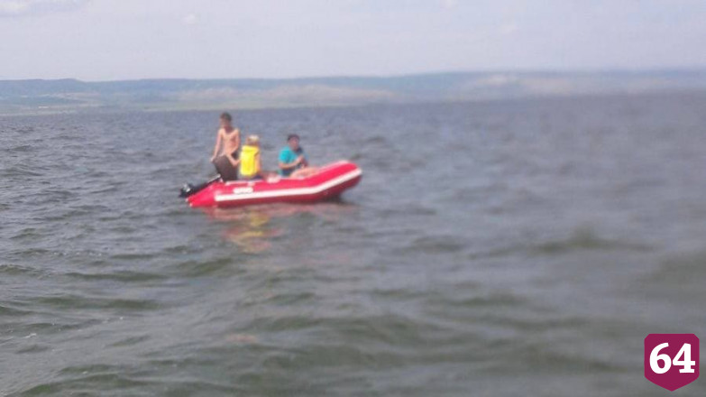 Под Саратовом на Волге трое детей уплыли на лодке от родителей