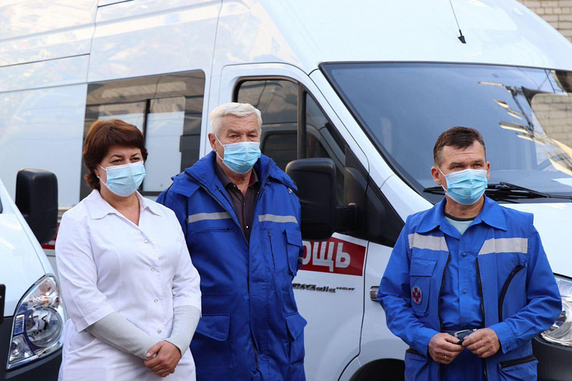 Саратовским врачам вручили ключи от новых машин «скорой помощи»