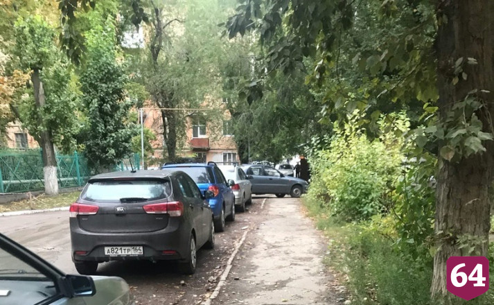 Саратовцев возмутил перегородивший путь к школе автомобиль 