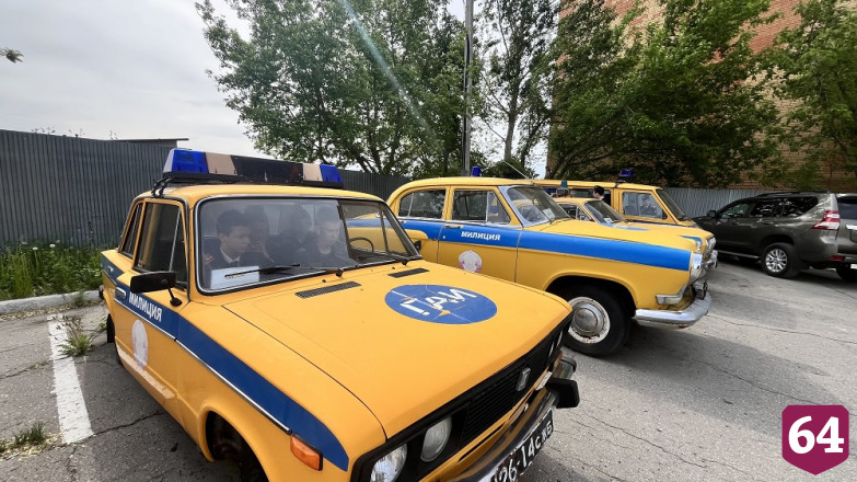 Саратовским кадетам показали ретроавтомобили Госавтоинспекции