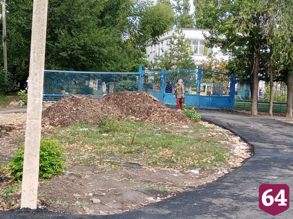 Горожанка рассказала о шагающих по забору в школу детях