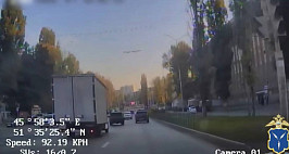 В Саратове пьяный водитель уходил от полиции и задел две машины на дороге