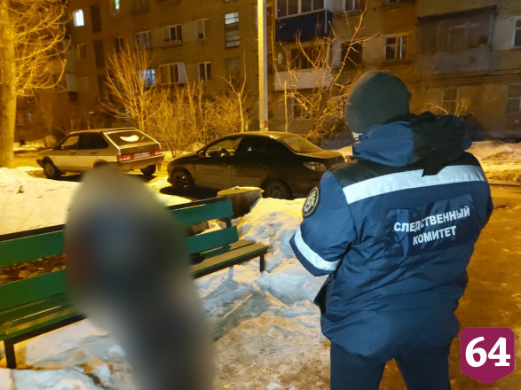 Саратовец нашел друга мертвым на лавочке у подъезда 