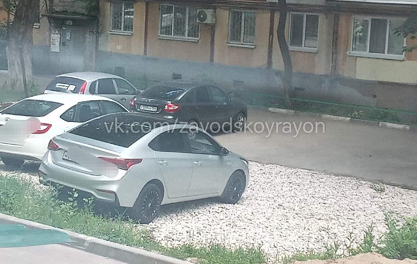 Саратовцы щебнем засыпали газон ради парковки
