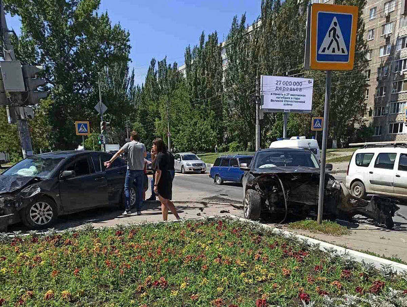 В столкновении двух иномарок в Саратове ранены два человека