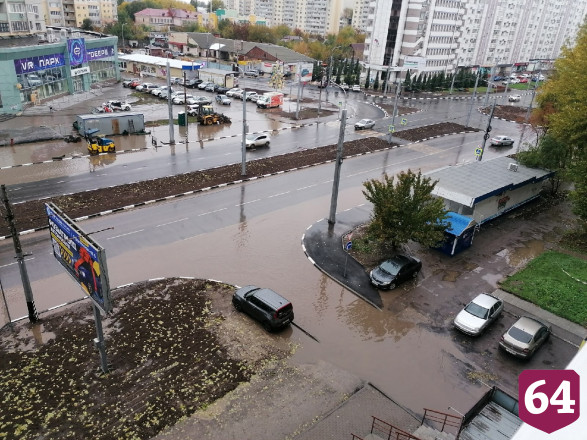 Центральную улицу Энгельса затопили дождевые воды