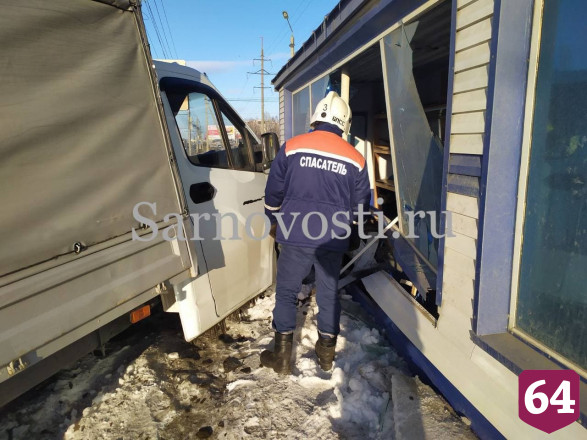 Под Саратовом грузовик влетел в магазин после столкновения с автобусом 