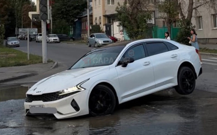В центре Саратова автомобиль угодил в коммунальную яму