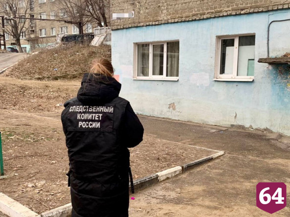 Саратовца нашли мертвым в подъезде собственного дома