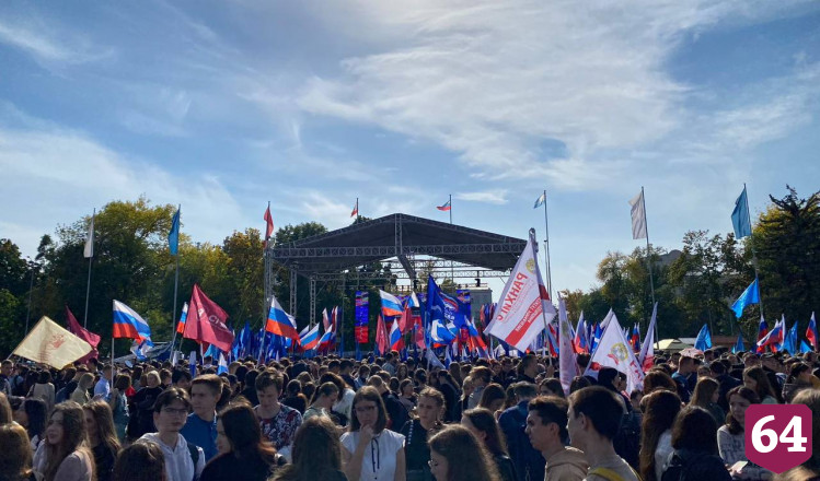 Поддержать жителей Донбасса на митинг пришли 9 тысяч саратовцев