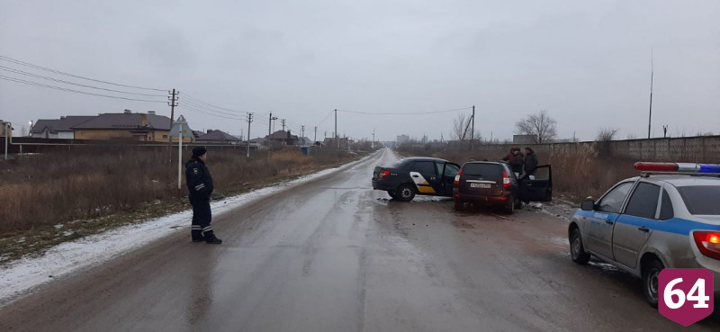 Пять человек пострадали в ДТП с такси под Саратовом