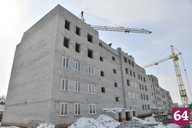 В Саратове на стройке дома для врачей трудится полсотни каменщиков 