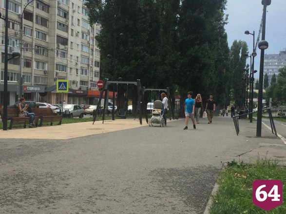 Саратовцы гуляют в сквере на Рахова без масок