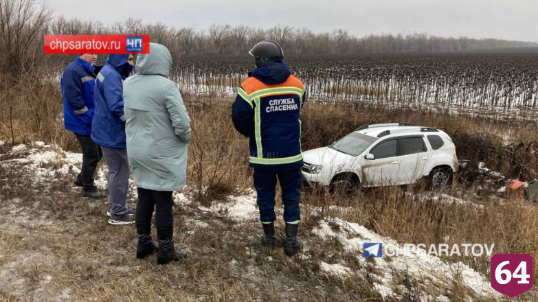 Иномарка с 3 детьми вылетела со скользкой дороги под Саратовом