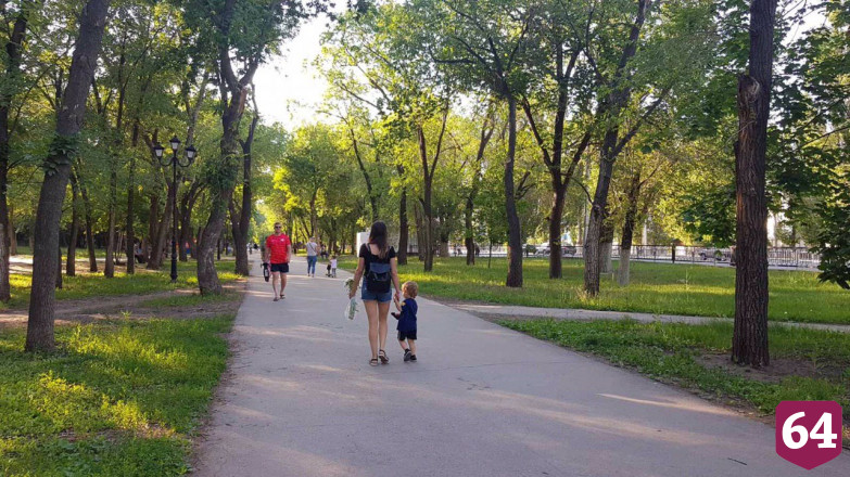 Саратовцы из группы риска продолжают гулять без масок