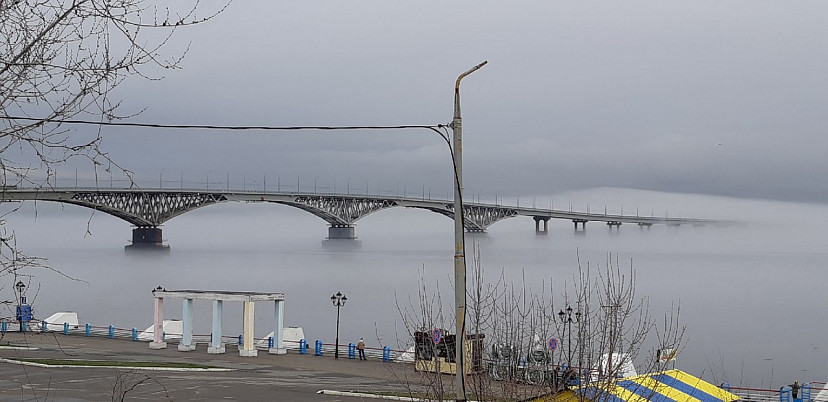 Саратовцы назвали завораживающим исчезновение моста в тумане