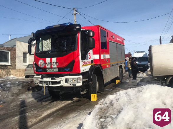 В Саратове пожарные тушат горящий частный дом