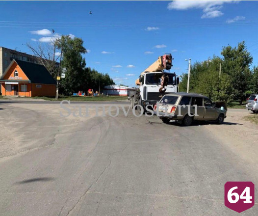 В аварии с автокраном под Саратовом погибла женщина