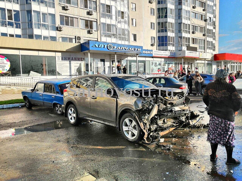 В Энгельсе трое ранены в массовой аварии с 5 машинами