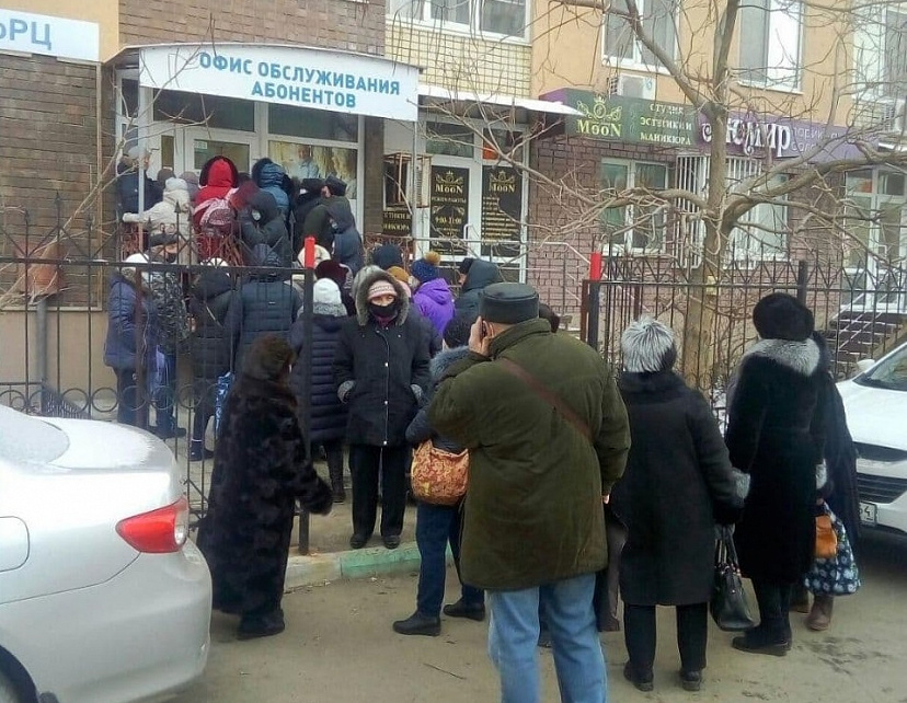 Губернатор потребовал избавить саратовцев от очередей в платежные центры 