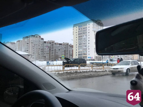 В Саратове внедорожник вылетел на тротуар 