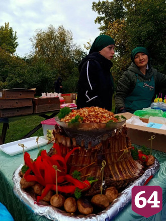 На саратовском фестивале баранины кормили шашлыком и пловом