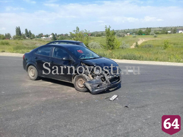 В Саратове пенсионер и девушка пострадали в столкновении двух легковушек