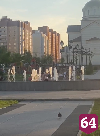 В Саратове дети под присмотром взрослых купаются в фонтане
