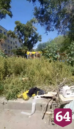 Саратовцы пожаловались на «бомжатник» у детской площадки 