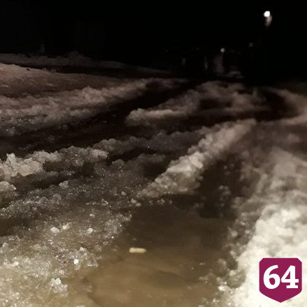 Дороги в саратовском поселке превратились в непроходимый каток