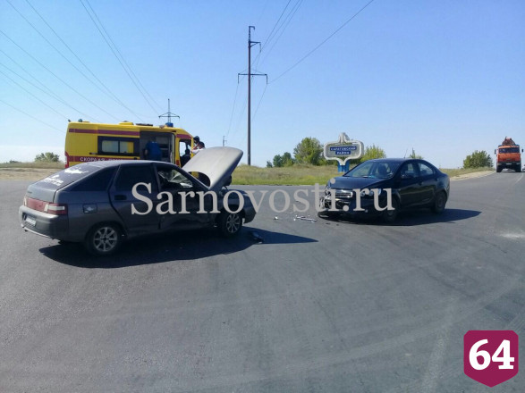 В Саратове пенсионер и девушка пострадали в столкновении двух легковушек