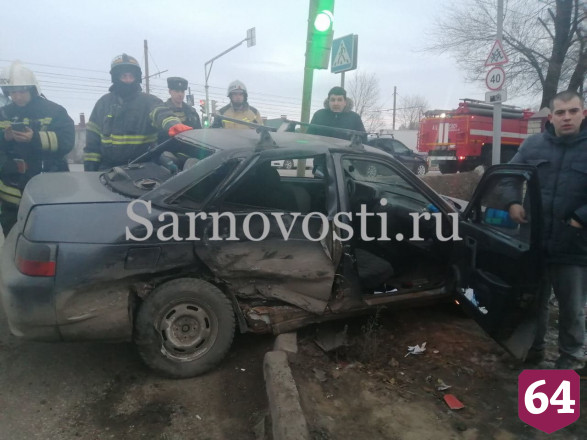 В Саратове пассажирку легковушки увезли в больницу после ДТП