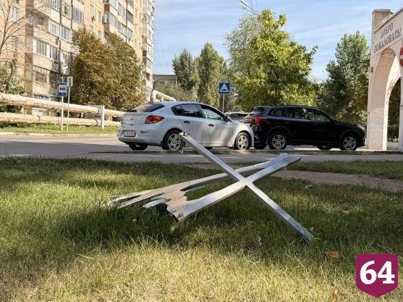 Вандалы сломали предупреждающие макеты школьников в Энгельсе 