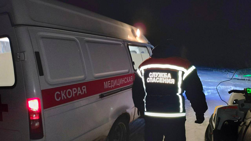 Под Саратовом спасатели на снегоходе эвакуировали больного 