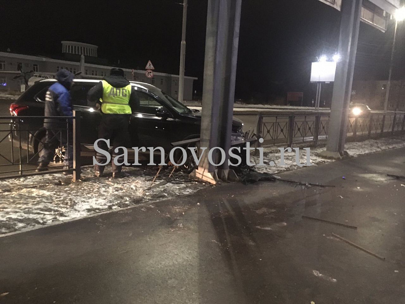 В Саратове пьяный водитель сбил забор и сбежал